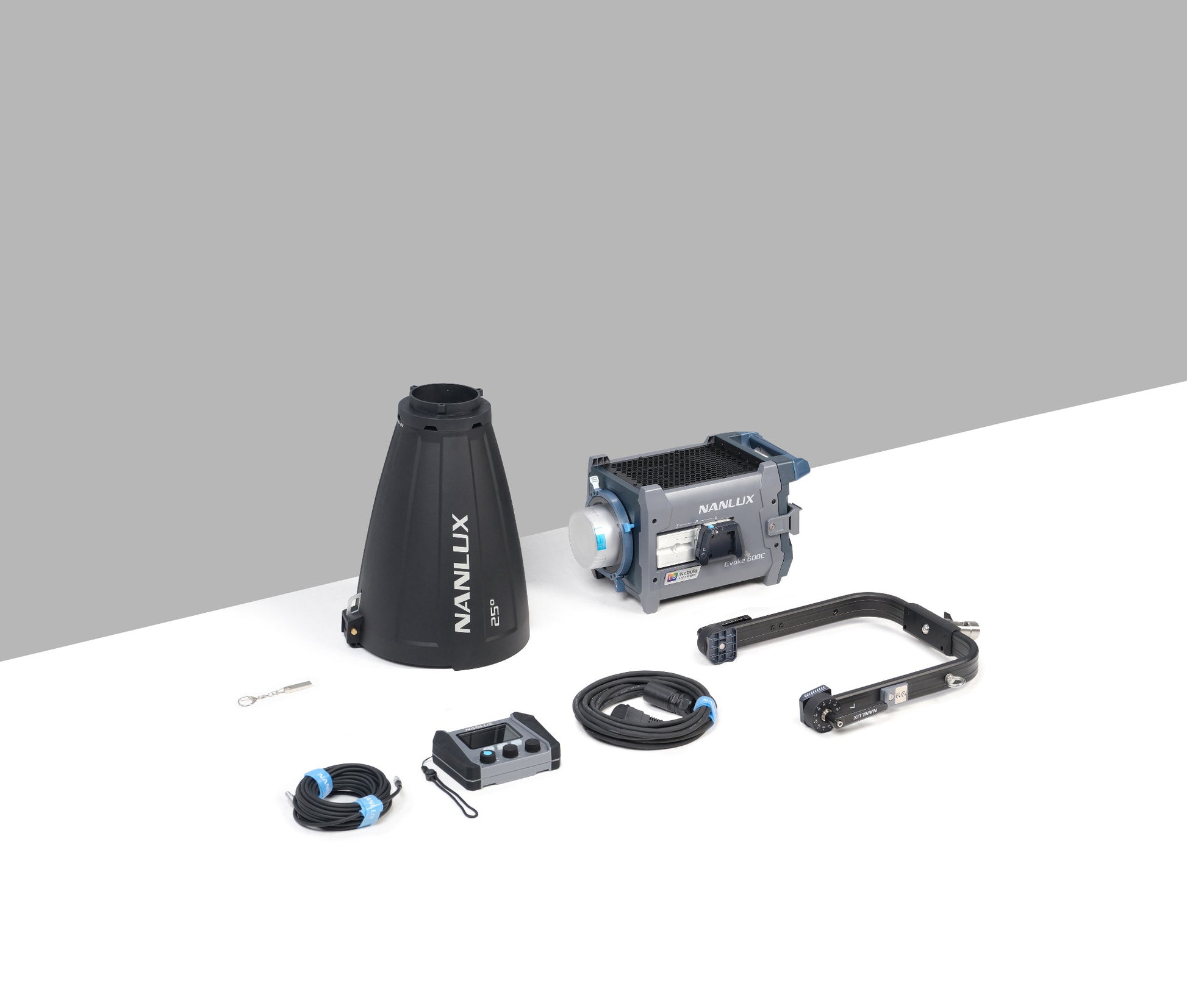 NANLUX Evoke 600C , Full-Color Reportage- und Studio-Scheinwerfer