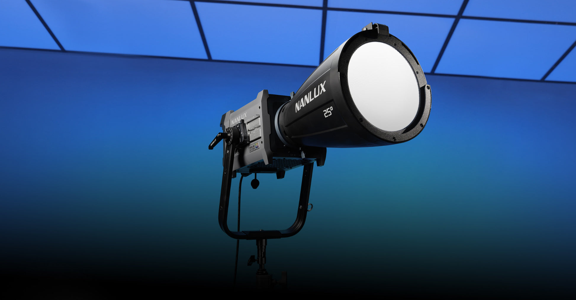 NANLUX Evoke 600C , Full-Color Reportage- und Studio-Scheinwerfer